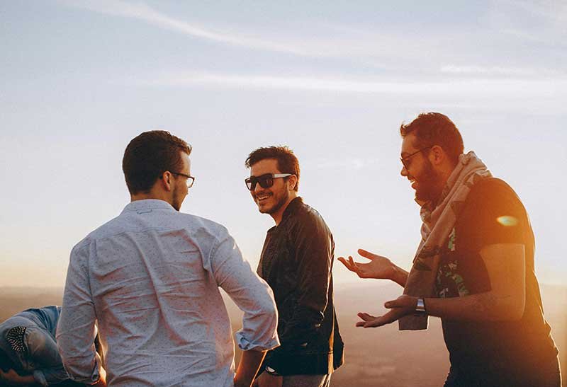Auditoría social, círuclo social, amistades, Elegir mejores amigos, círculo social de éxito, networking para hombres, relaciones de alto valor, rodearse de gente de éxito, Ley de la asociación, entorno de crecimiento, soberanía social, liderazgo en grupos, estatus por asociación